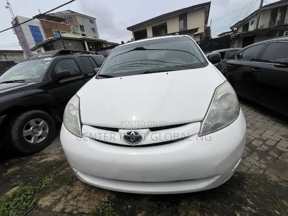 Toyota Sienna LE FWD 2006 White