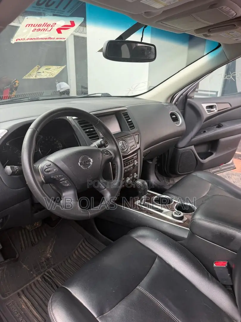 Nissan Pathfinder Platinum 4dr SUV 4WD (3.5L 6cyl CVT) 2015 Gray