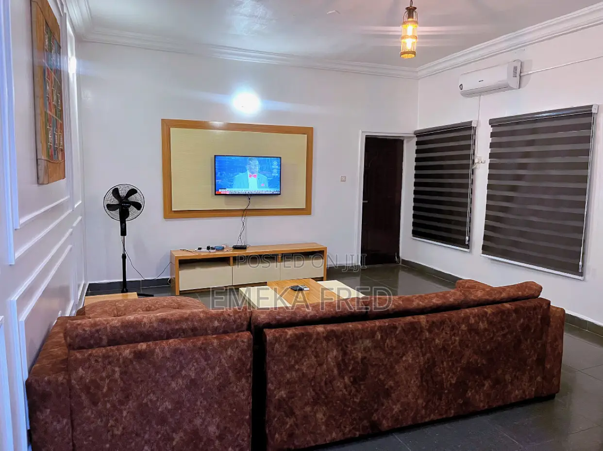 Spacious 1 Bedroom Parlor + Wifi 24hrs Electricity