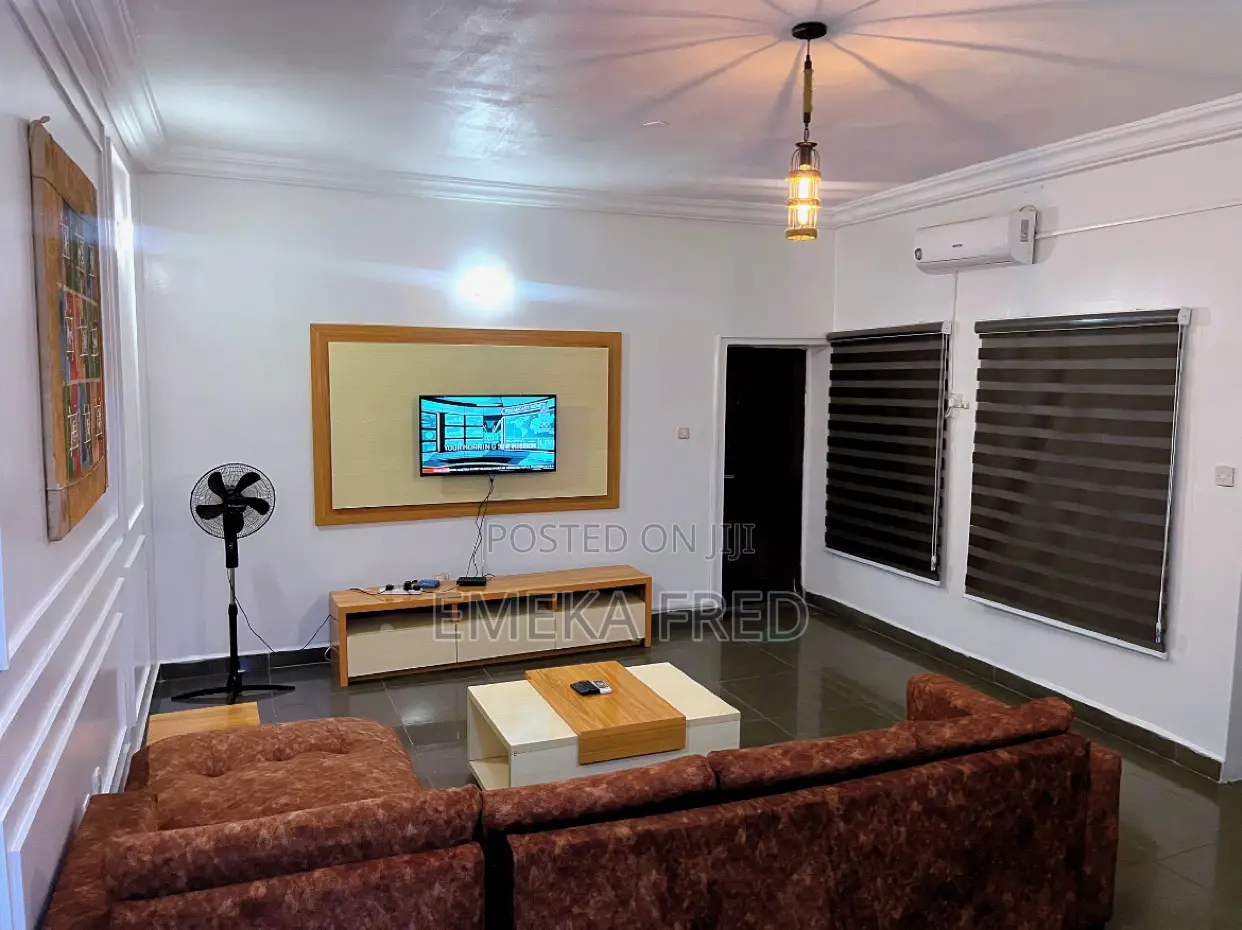 Spacious 1 Bedroom Parlor + Wifi 24hrs Electricity