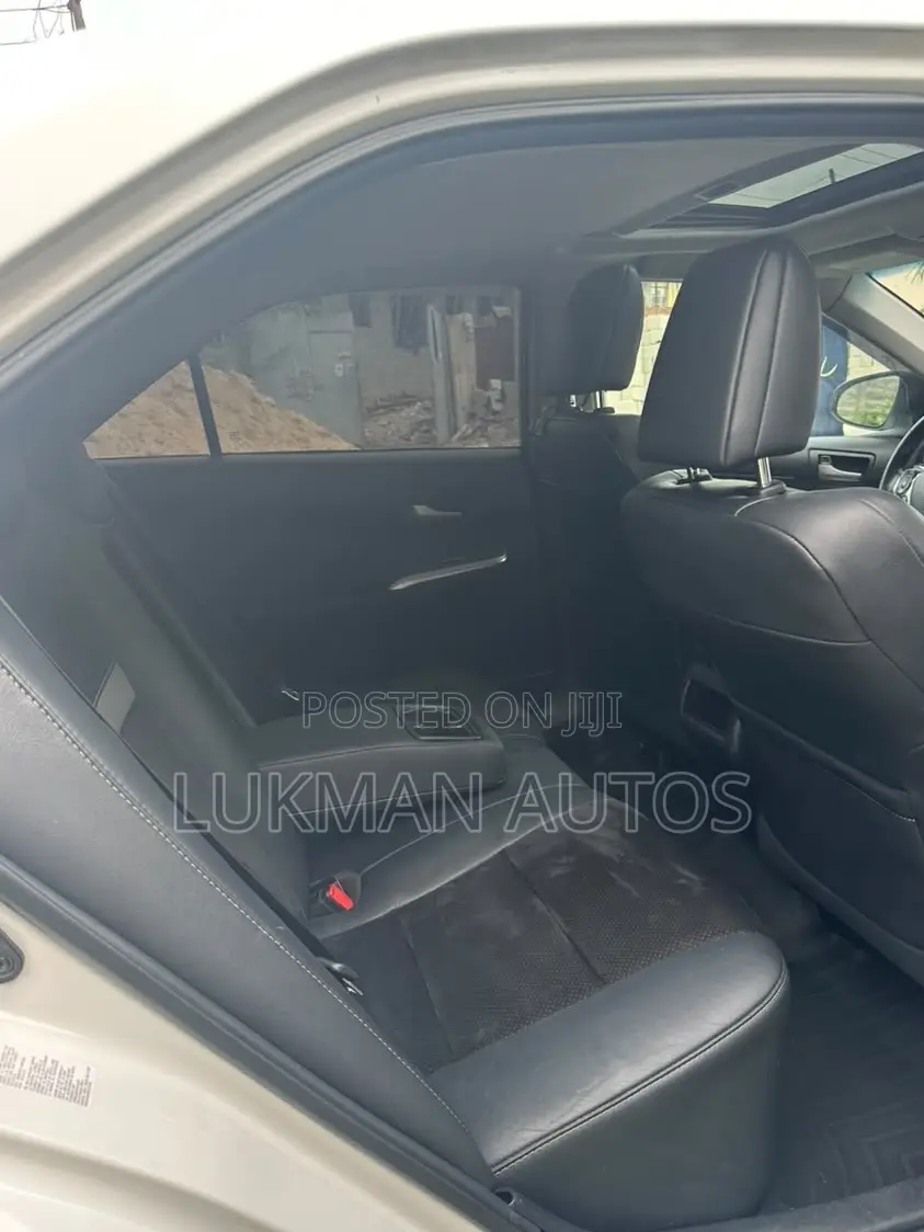 Toyota Camry SE V6 4dr Sedan (3.5L 6cyl 6A) 2012 White