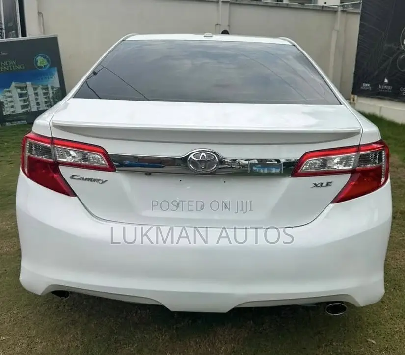 Toyota Camry SE V6 4dr Sedan (3.5L 6cyl 6A) 2012 White