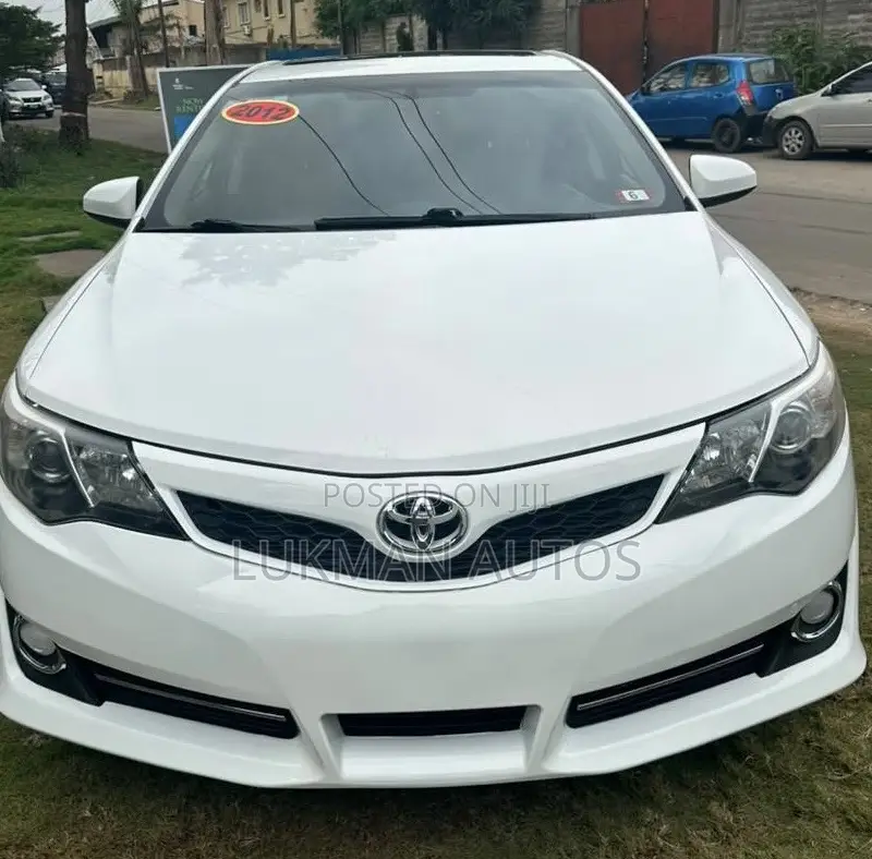 Toyota Camry SE V6 4dr Sedan (3.5L 6cyl 6A) 2012 White