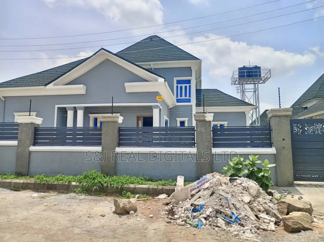 3bdrm Penthouse in Sabon Lugbe for sale