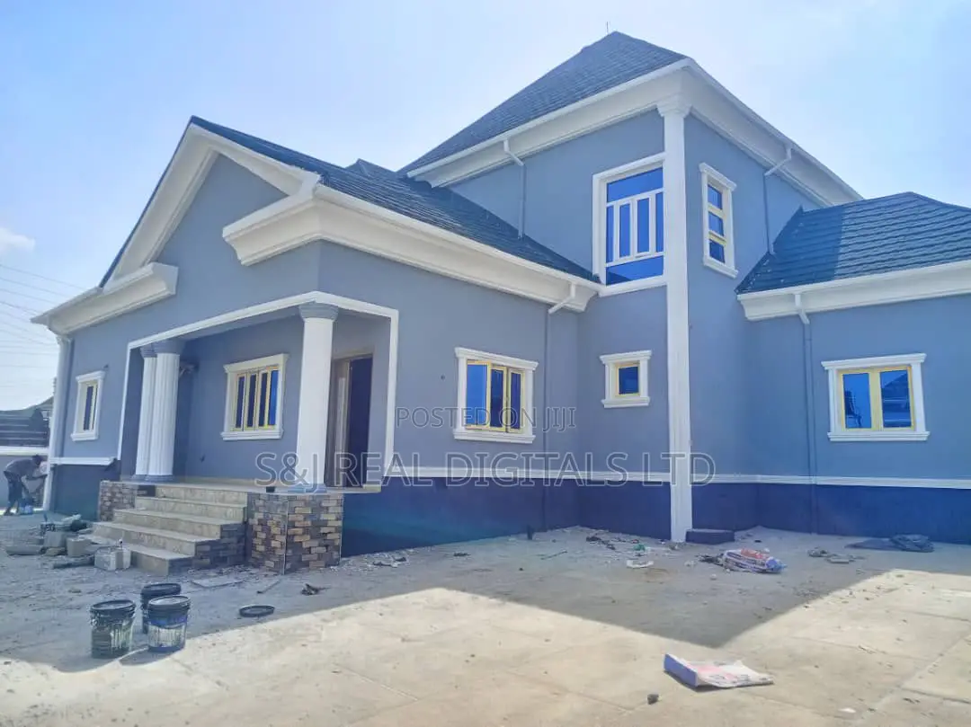 3bdrm Penthouse in Sabon Lugbe for sale