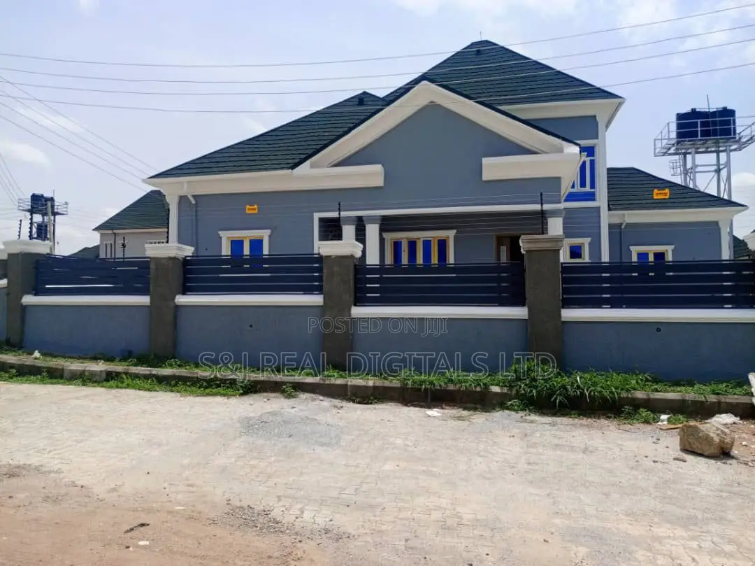 3bdrm Penthouse in Sabon Lugbe for sale