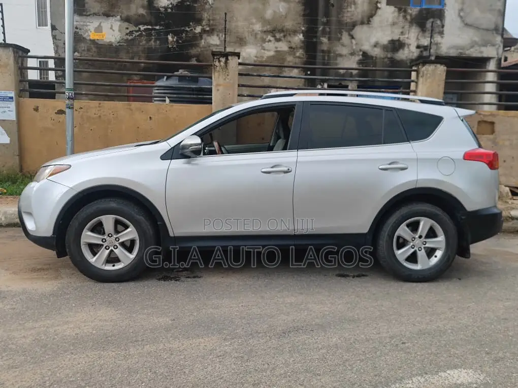 Toyota RAV4 XLE 4dr SUV AWD (2.5L 4cyl 6A) 2014 Silver
