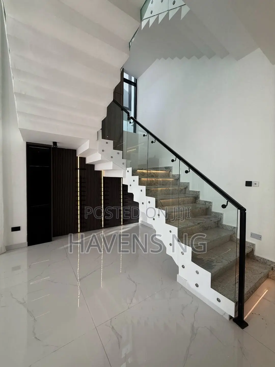 5bdrm Duplex in Ikota for sale