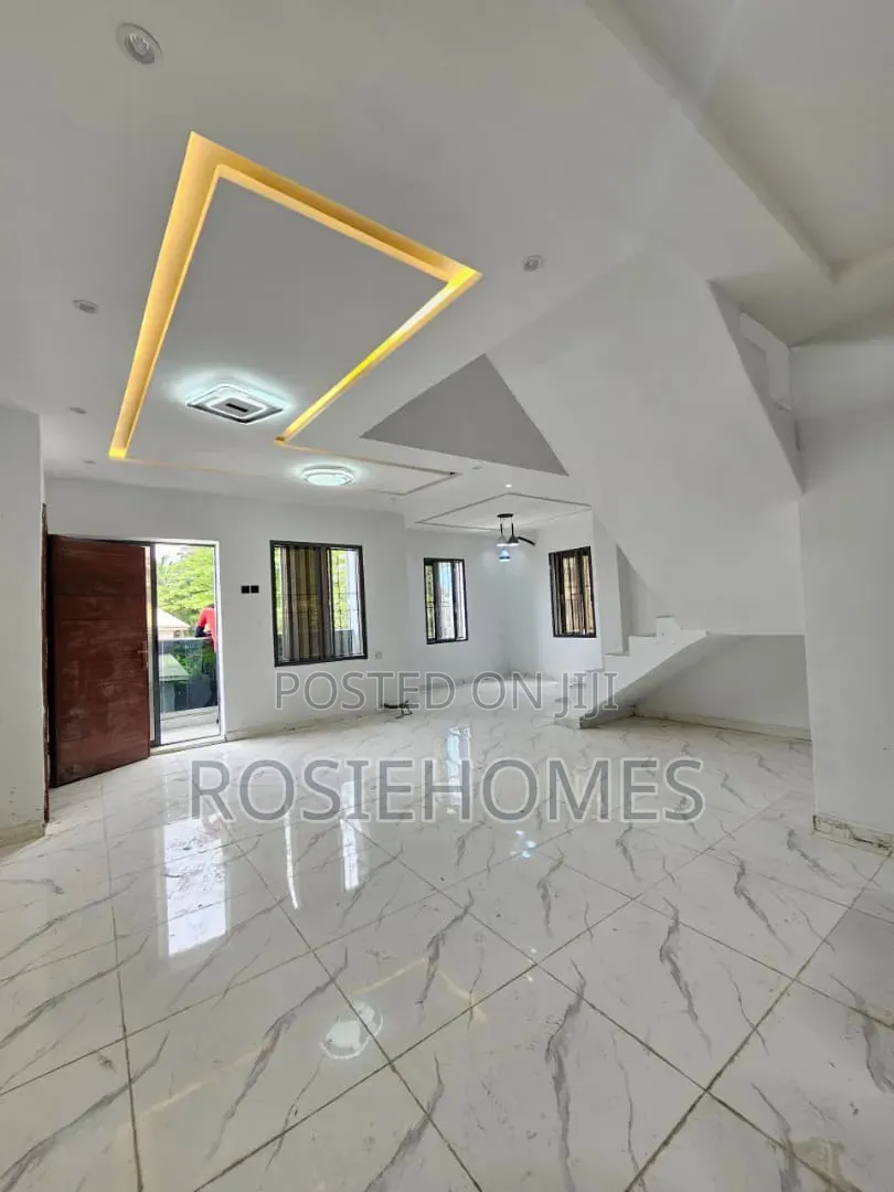 4bdrm Duplex in Lekki Phase 1 for rent
