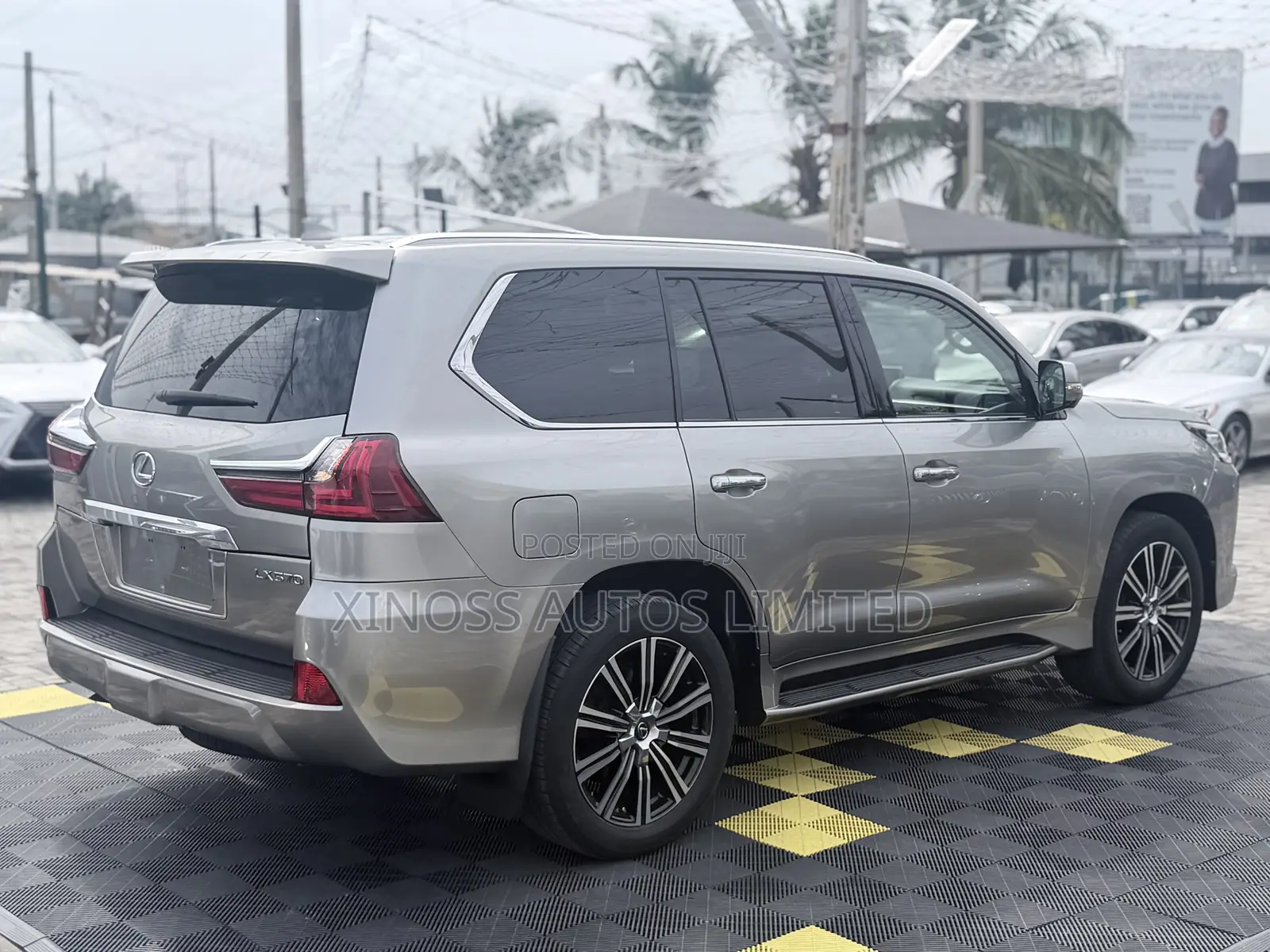 Lexus LX 570 AWD 2018 Gold