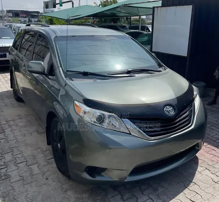 Toyota Sienna LE 8 Passenger 2011 Gray