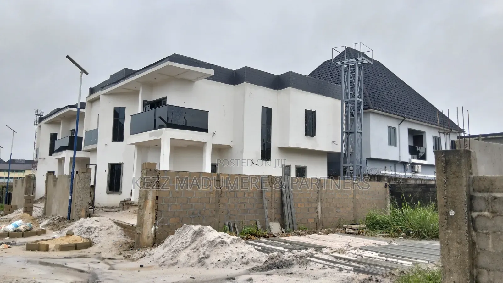 4bdrm Duplex in Near Golf Estate By, New Layout for sale