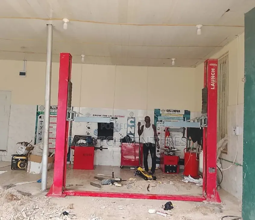 Launch Brand Two-post Hydraulic Car Lift With A 4000kg Lifting Capacit