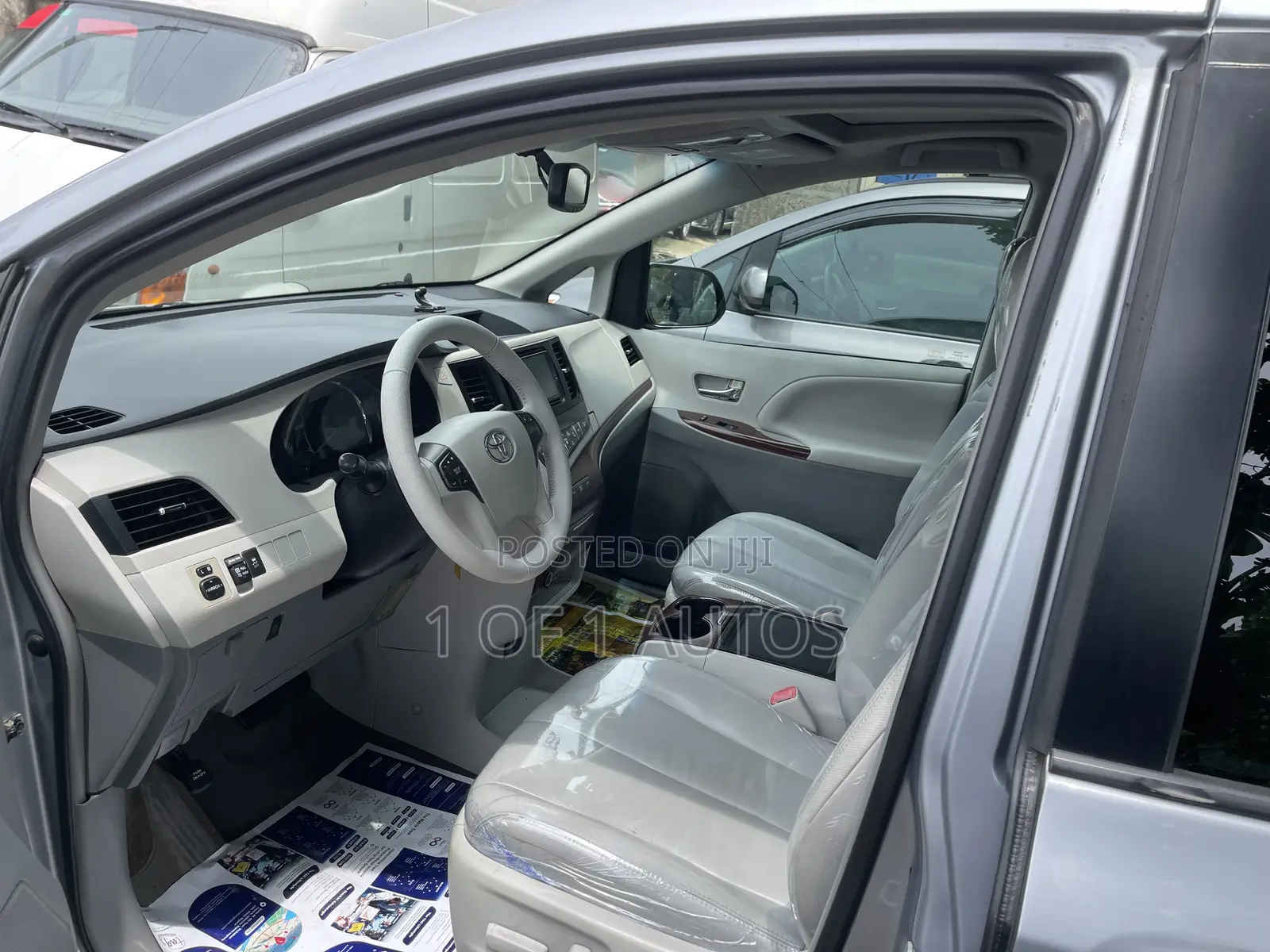 Toyota Sienna XLE AWD 7-Passenger 2013 Silver
