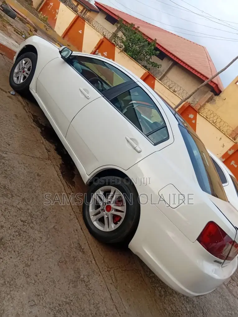 Mitsubishi Galant SE 2011 White