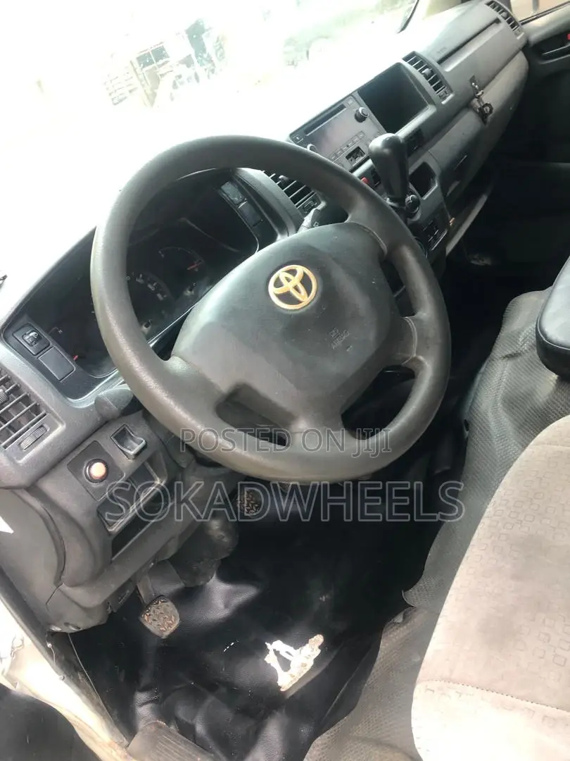 Toyota HiAce 2013 White