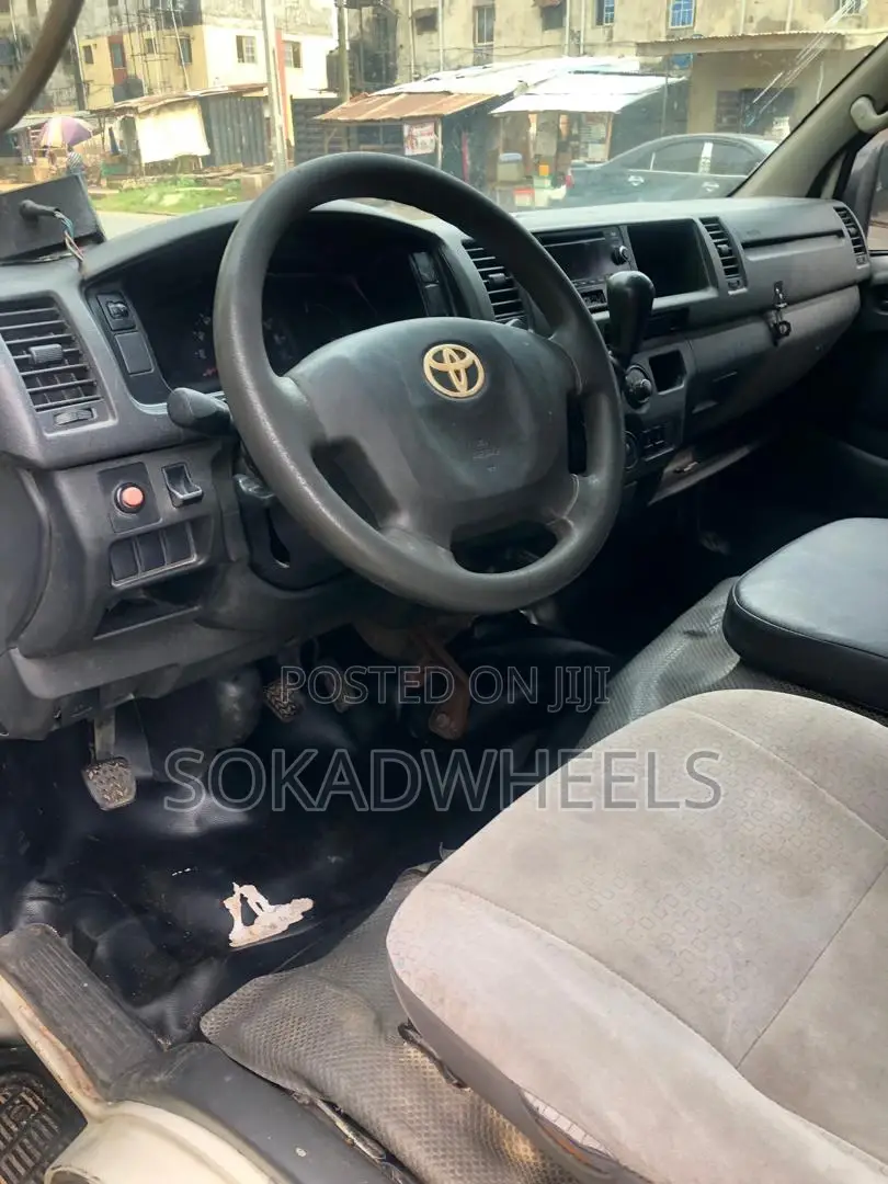 Toyota HiAce 2013 White