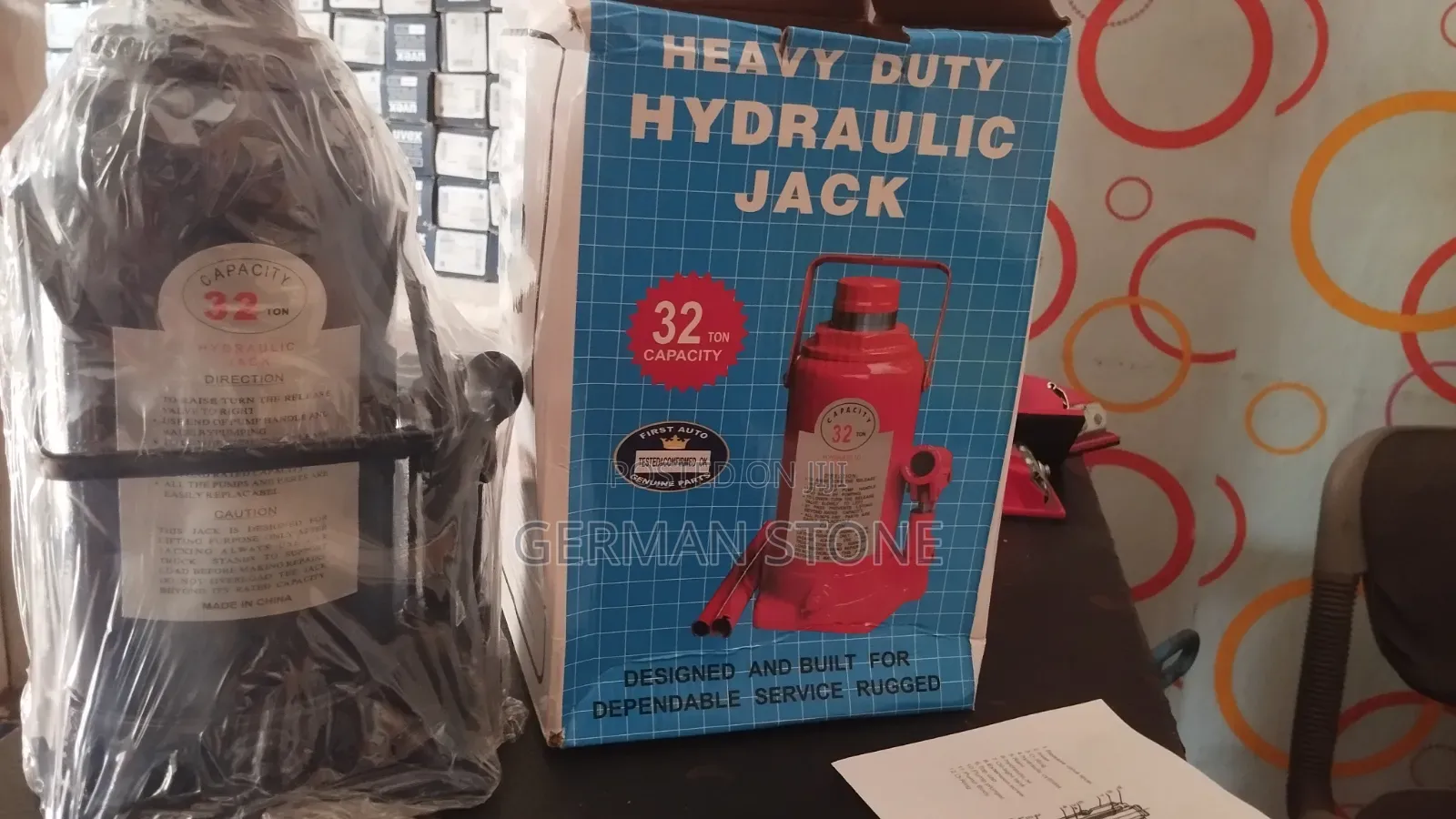 Heavy-Duty Hydraulic Bottle Jack With a 32-Ton