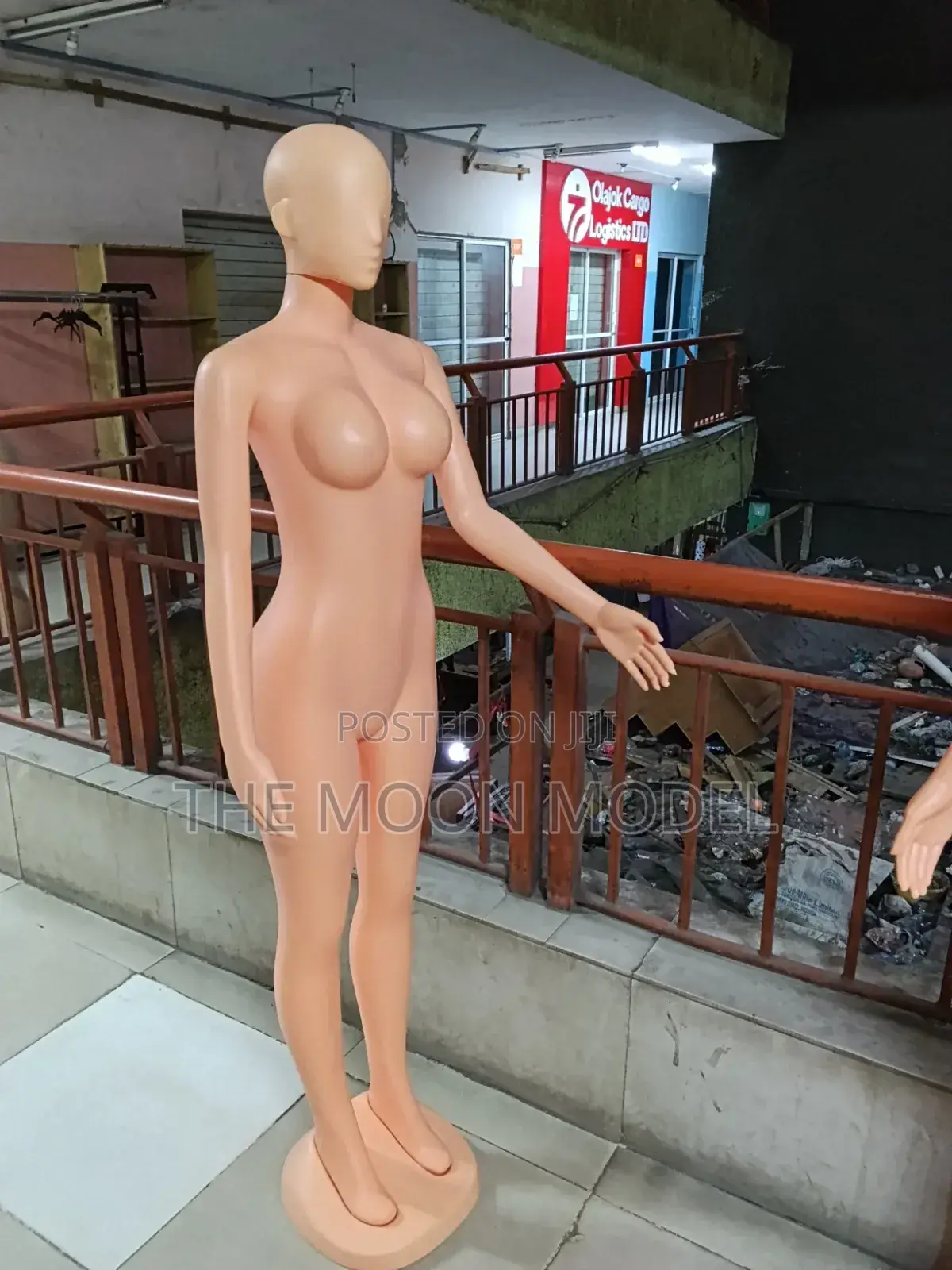 Faceless Female Mannequin