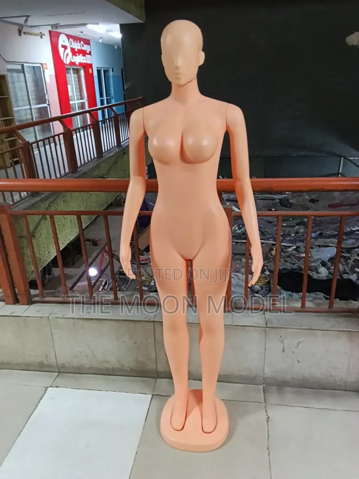 Faceless Female Mannequin