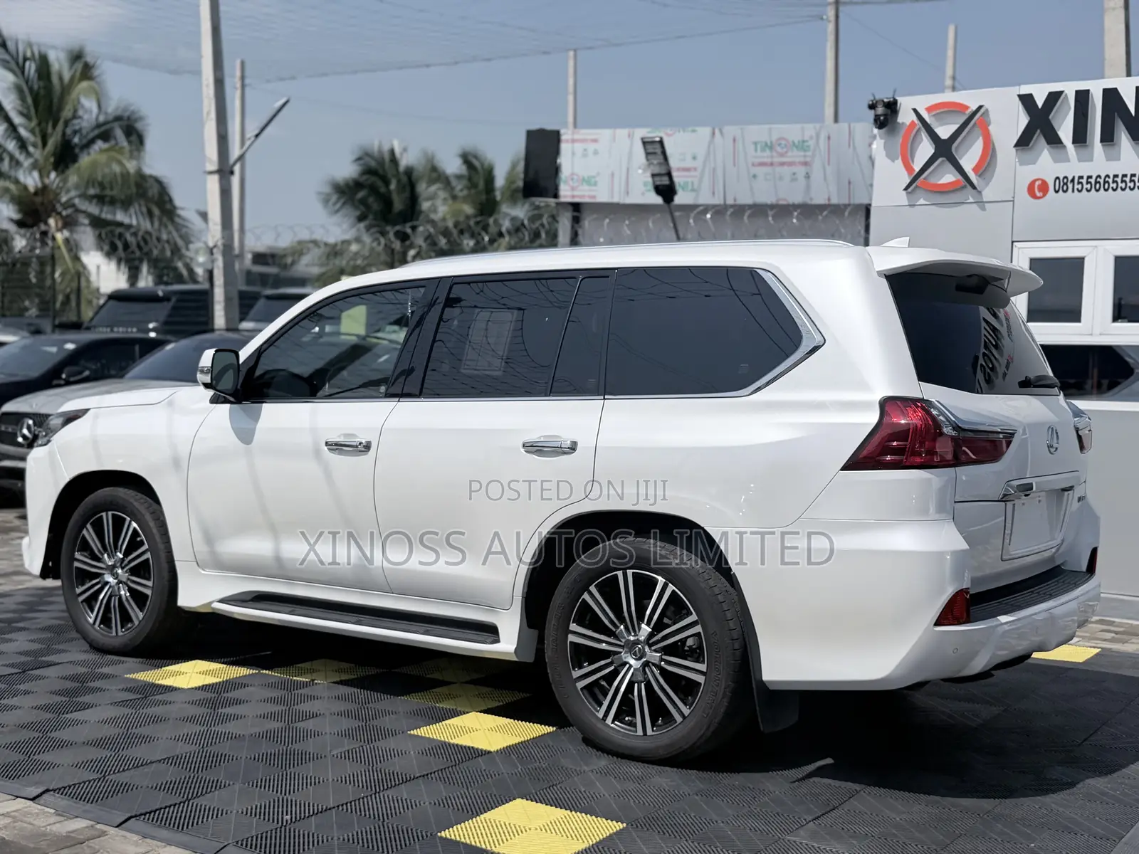 Lexus LX 570 AWD 2018 White