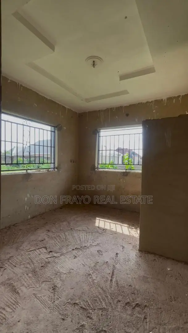 4bdrm Block of Flats in Aroro Makinde Ojoo for sale