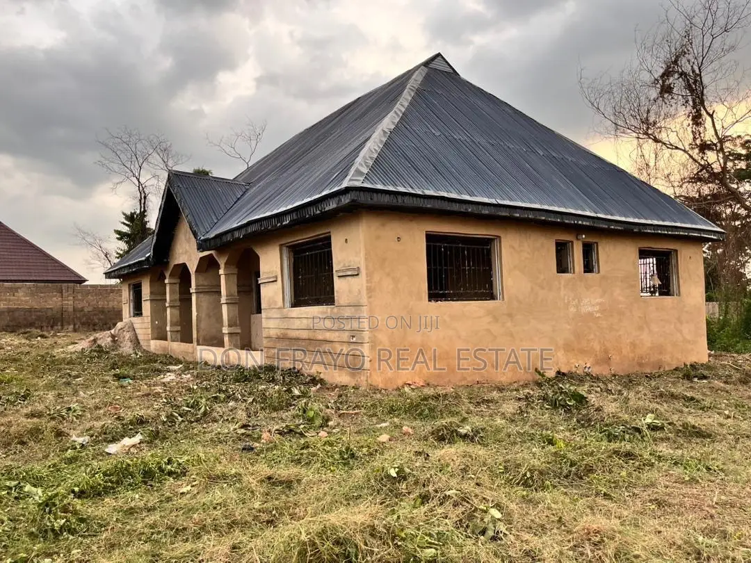 4bdrm Block of Flats in Aroro Makinde Ojoo for sale