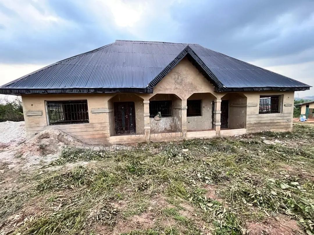 4bdrm Block of Flats in Aroro Makinde Ojoo for sale