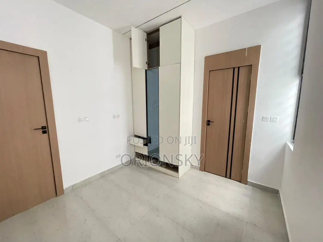4bdrm Duplex in Chevron for sale
