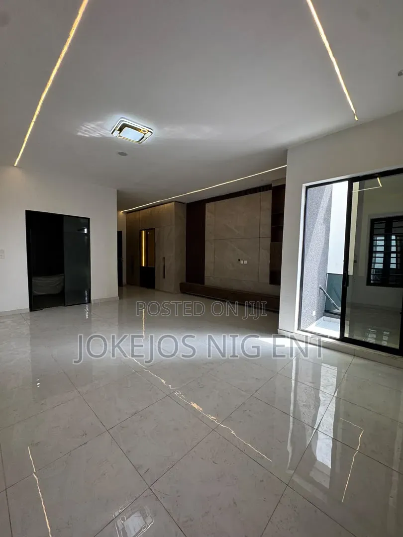5bdrm Duplex in Thomas Estate for sale