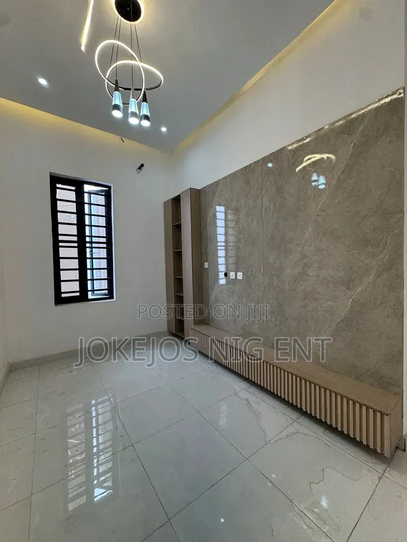 5bdrm Duplex in Thomas Estate for sale