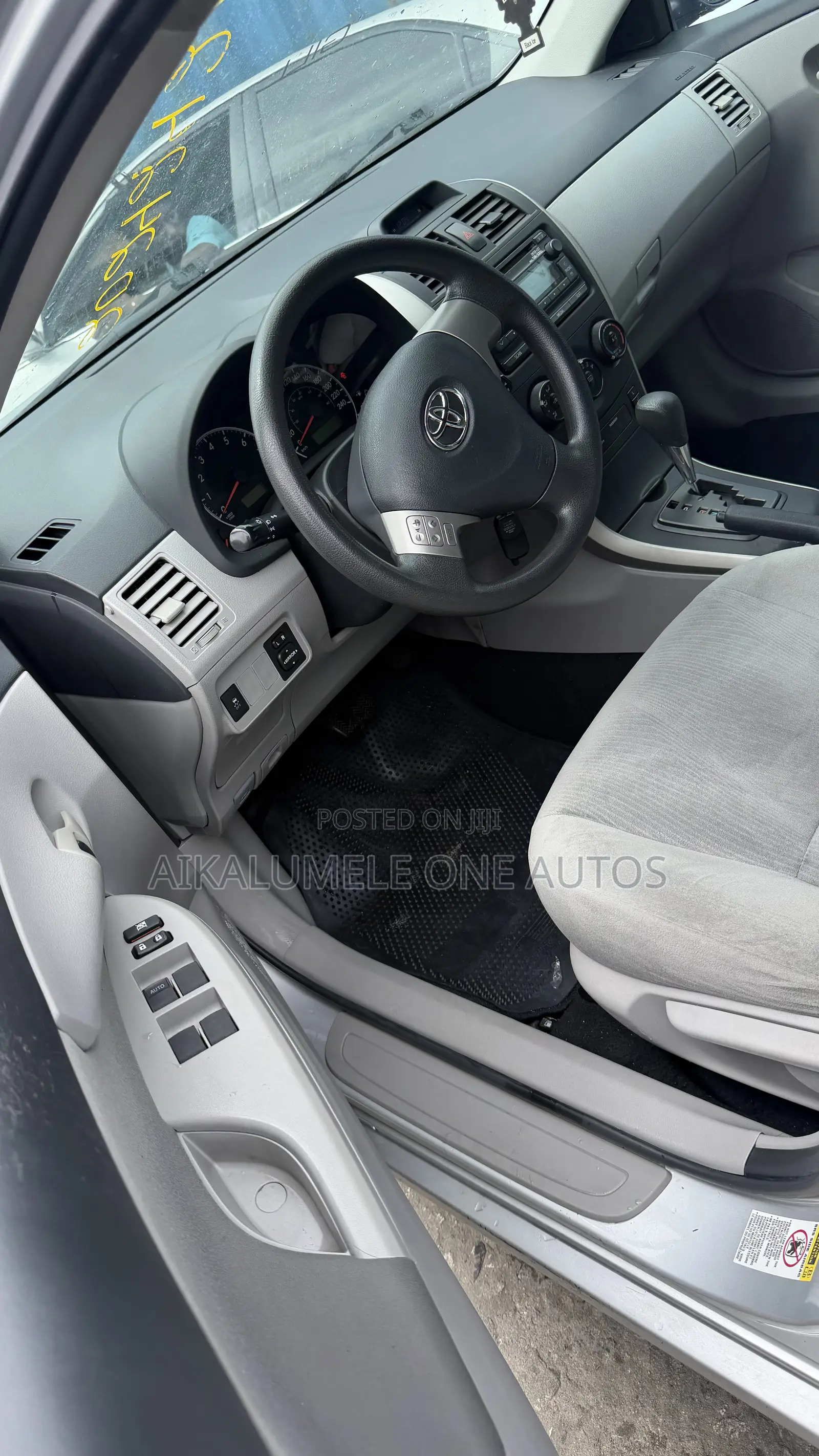 Toyota Corolla LE 4dr Sedan (1.8L 4cyl 4A) 2013 Silver