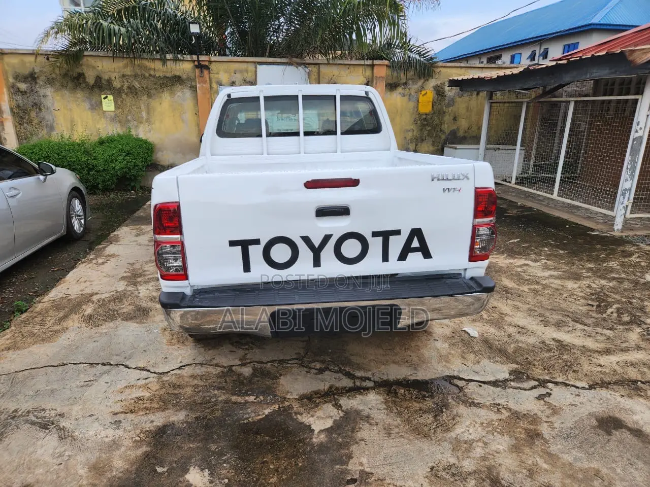 Toyota Hilux SR 4x4 2013 White