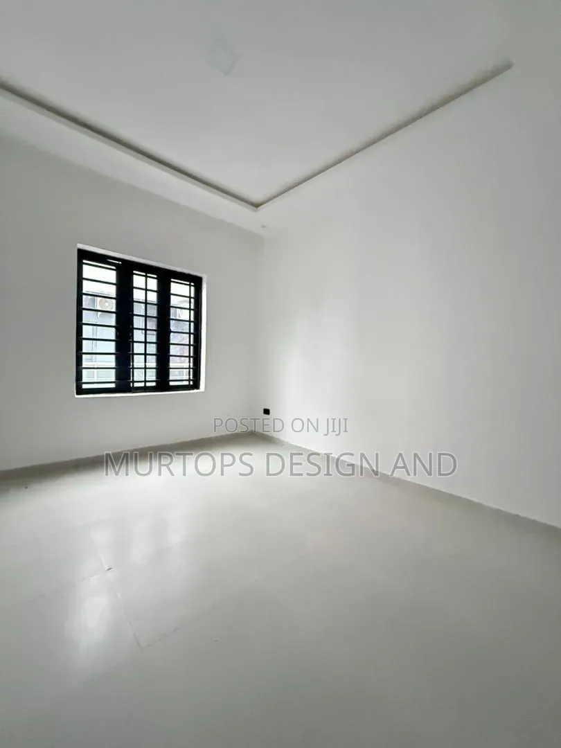 2bdrm Apartment in Lekki Phase 2 for sale