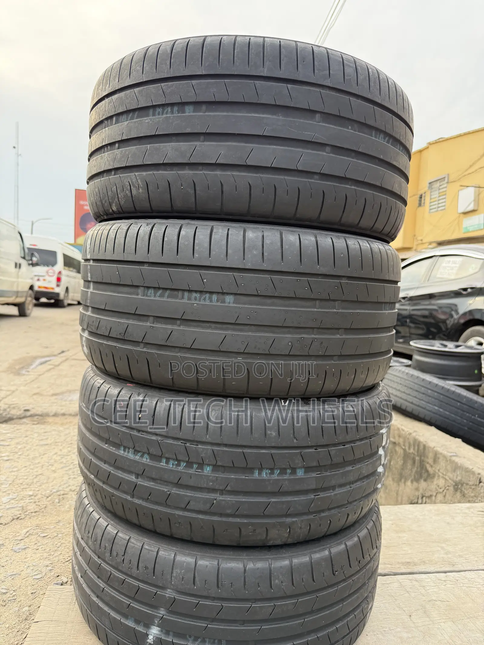 Durable Straight Lines Tyres Toyo Made in Japan