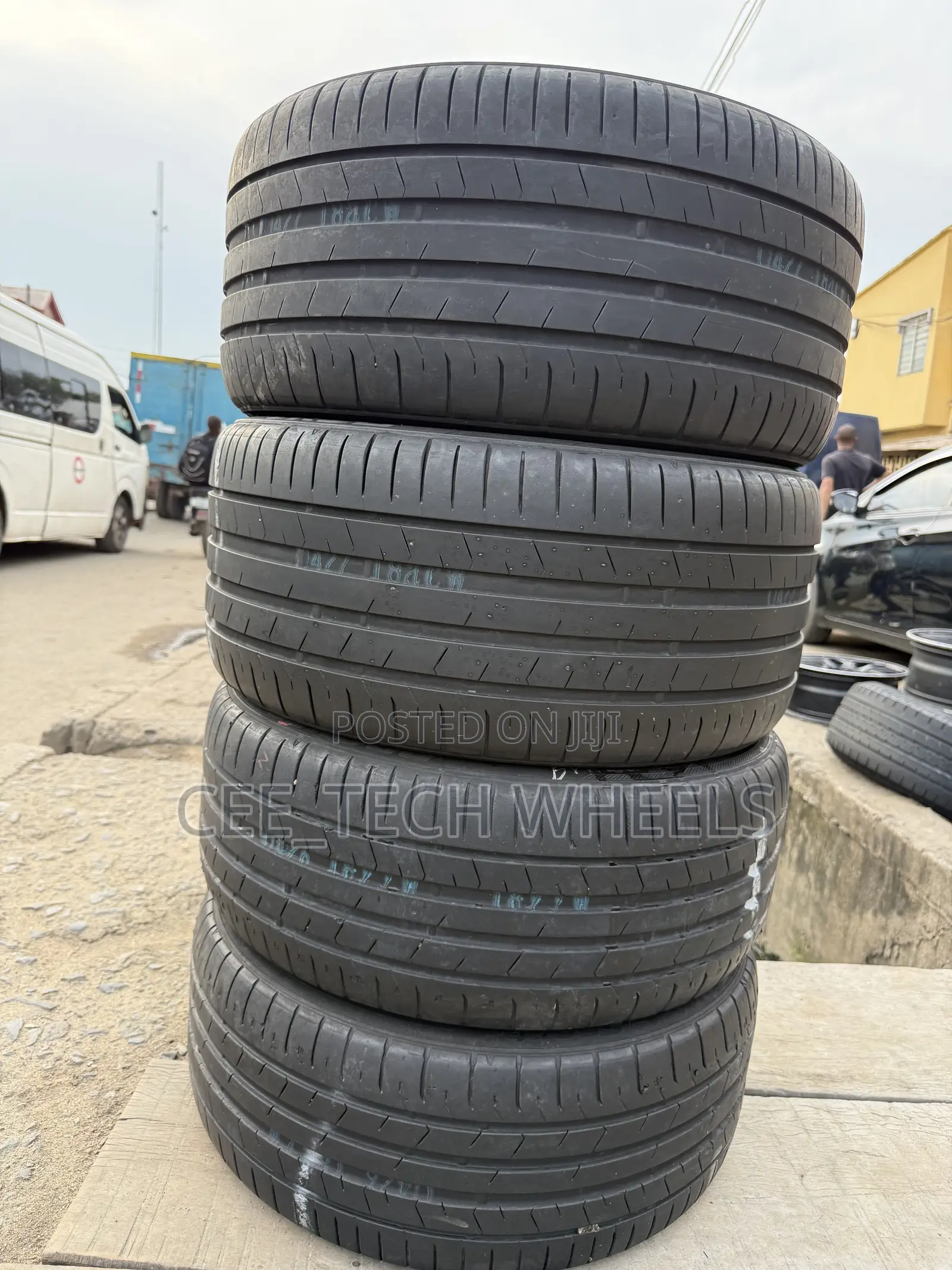 Durable Straight Lines Tyres Toyo Made in Japan