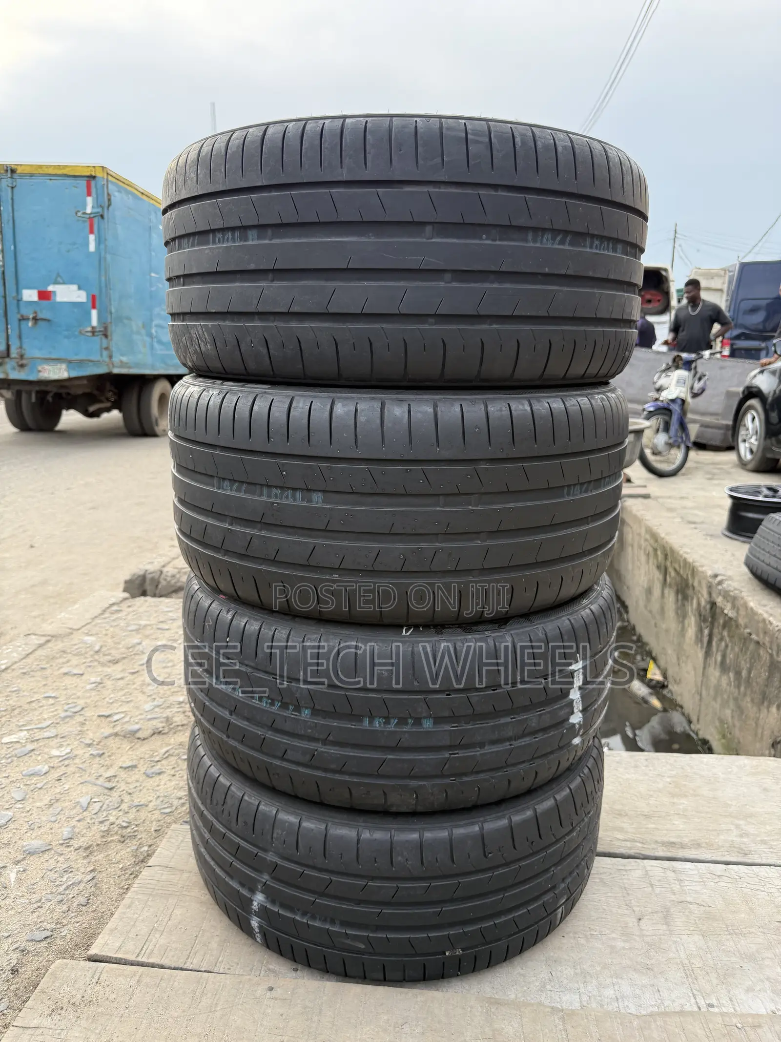 Durable Straight Lines Tyres Toyo Made in Japan