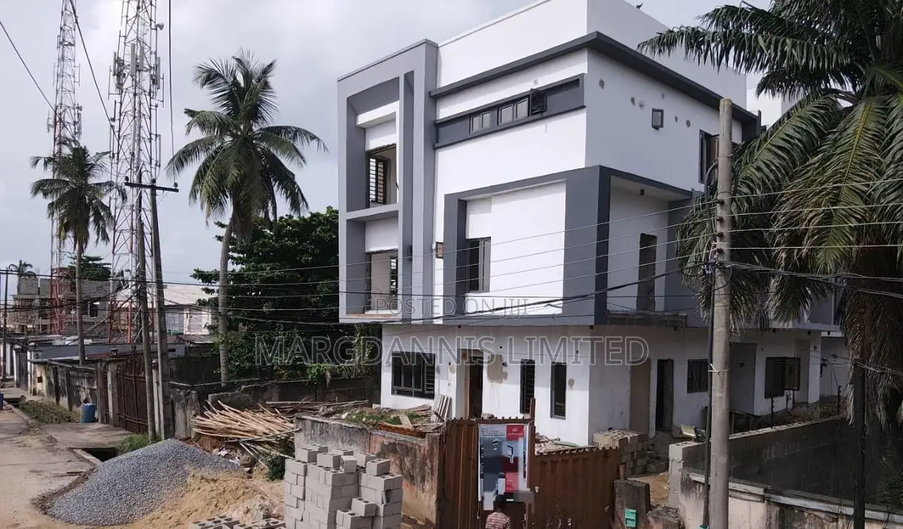 5bdrm Duplex in Alaka for sale