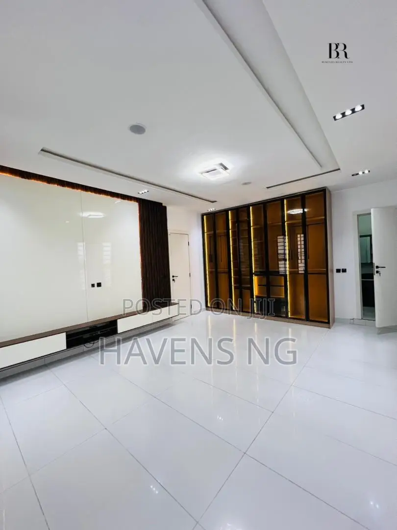 5bdrm Duplex in Ikota for sale