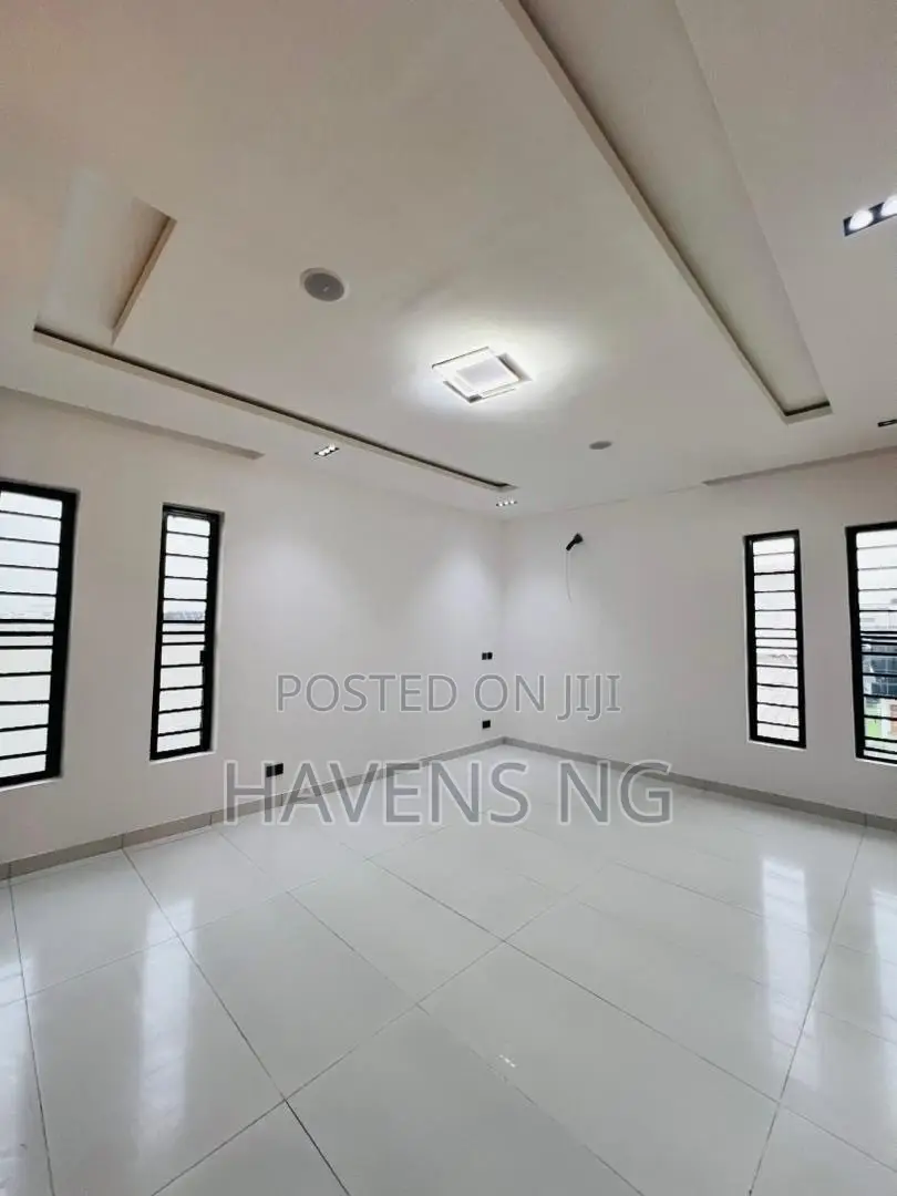 5bdrm Duplex in Ikota for sale
