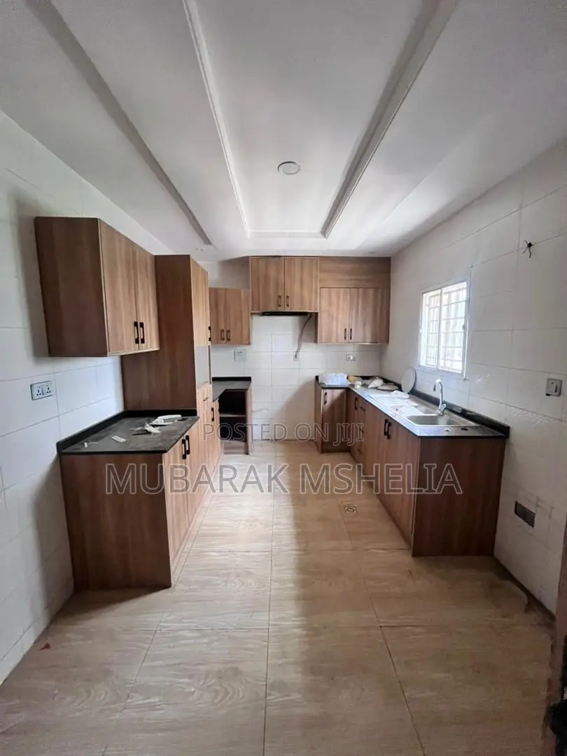 4bdrm Duplex in Idu Industrial for sale