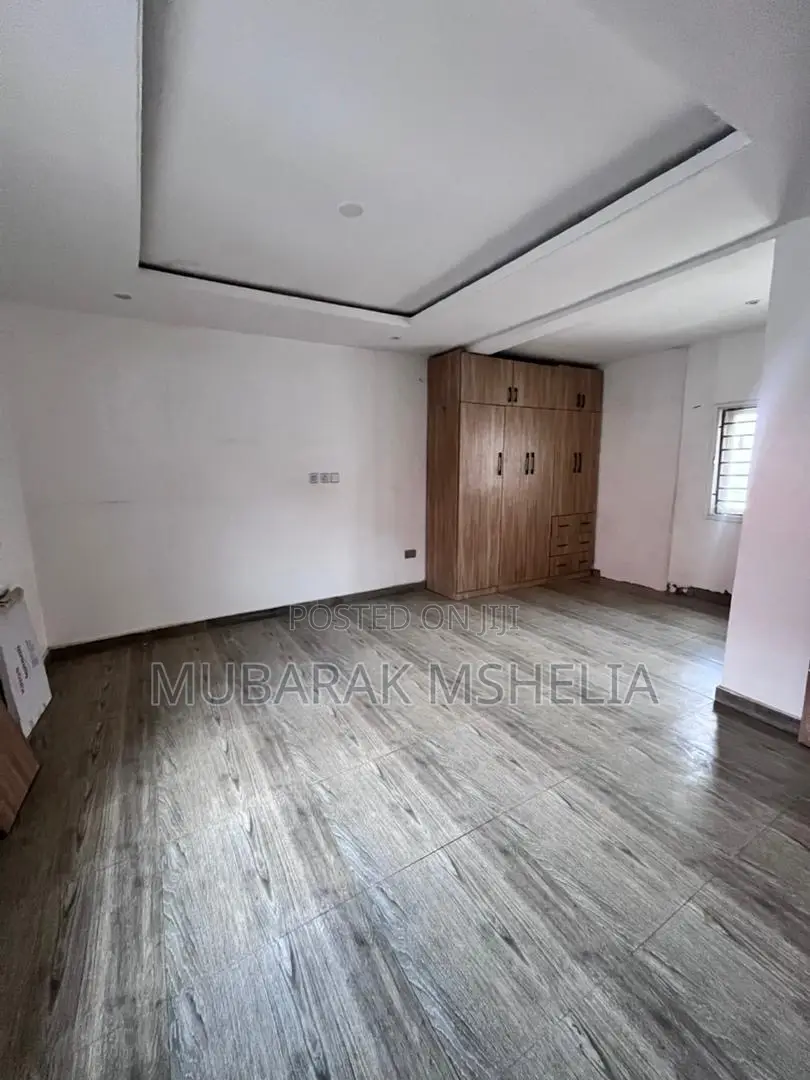 4bdrm Duplex in Idu Industrial for sale