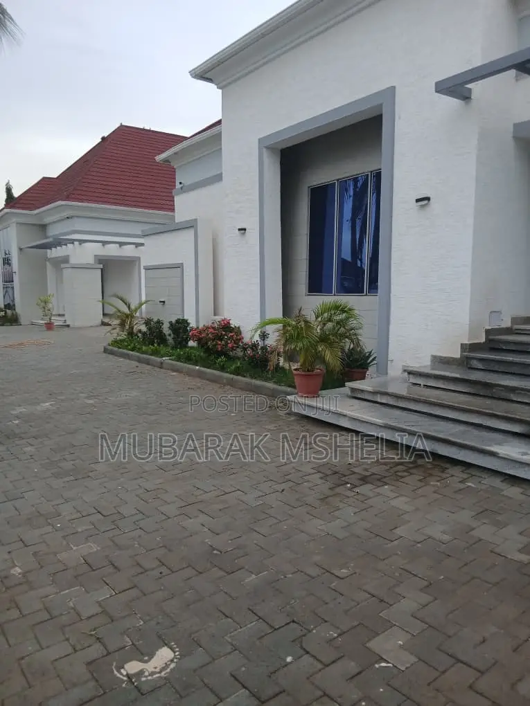 Furnished 5bdrm Bungalow in Kaura for sale