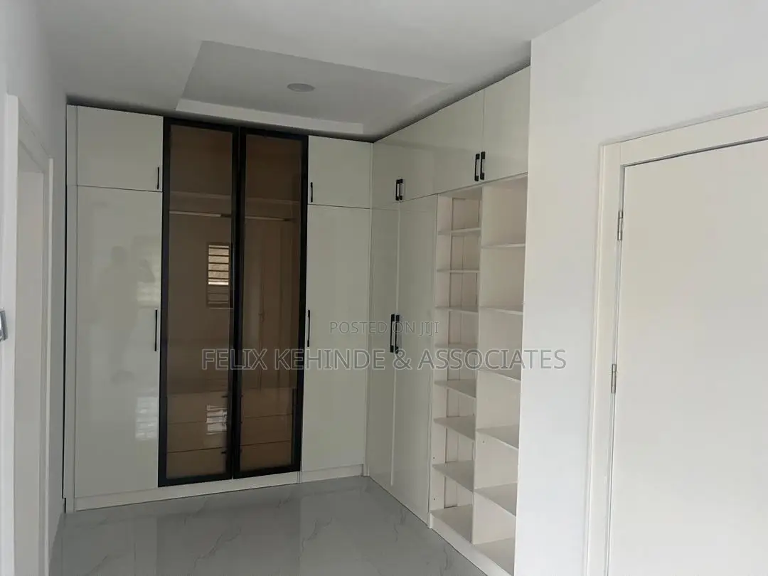 5bdrm Duplex in Oluyole Estate for sale