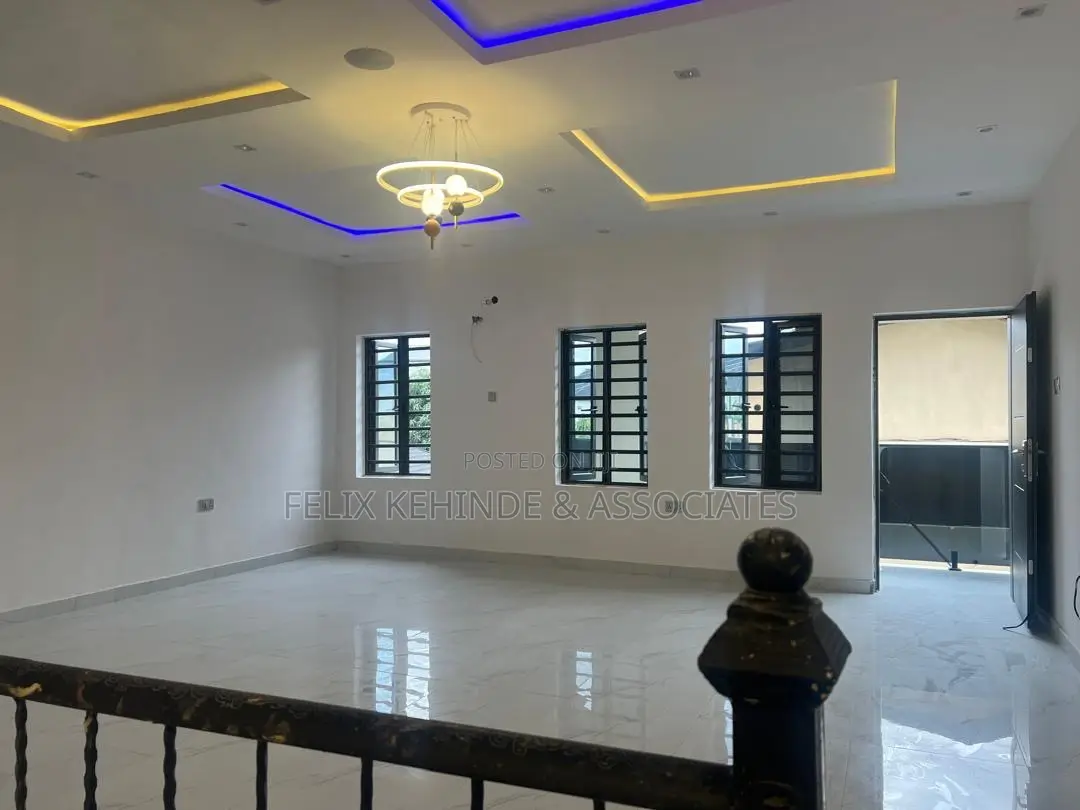 5bdrm Duplex in Oluyole Estate for sale