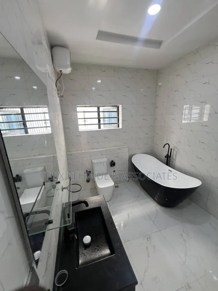 5bdrm Duplex in Oluyole Estate for sale