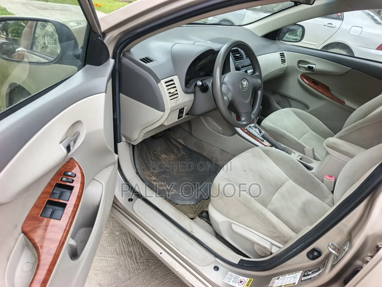 Toyota Corolla LE 4dr Sedan (1.8L 4cyl 4A) 2010 Gold