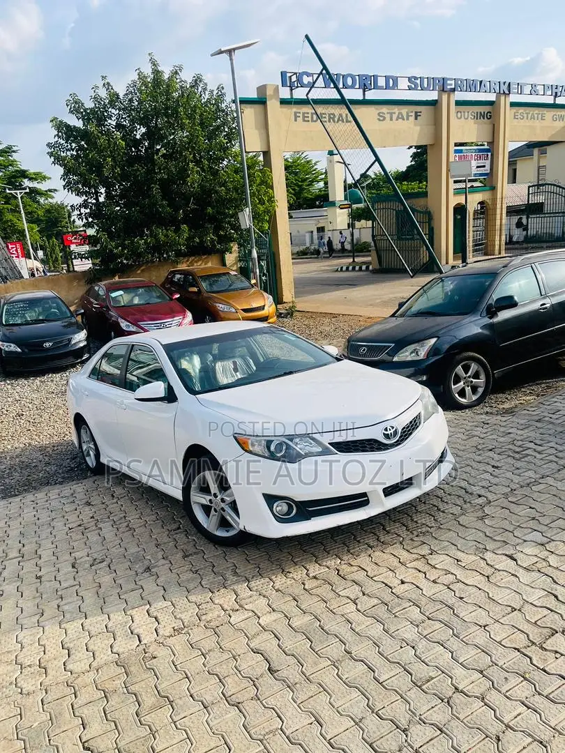 Toyota Camry SE 4dr Sedan (2.5L 4cyl 6A) 2013 White