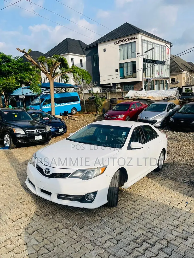 Toyota Camry SE 4dr Sedan (2.5L 4cyl 6A) 2013 White