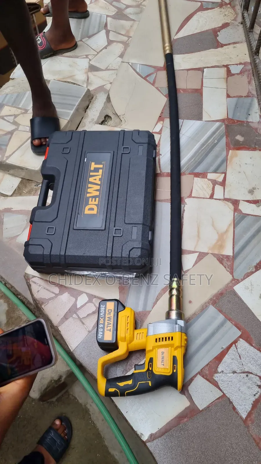 Dewalt Cordless Concrete Vibrator 1.5meter Host
